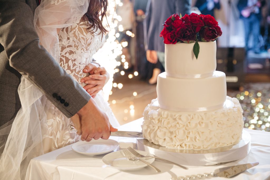 how much does a wedding cake cost for 150 guests