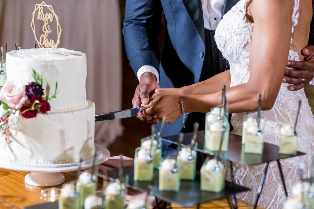 how much does a wedding cake cost for 50 guests